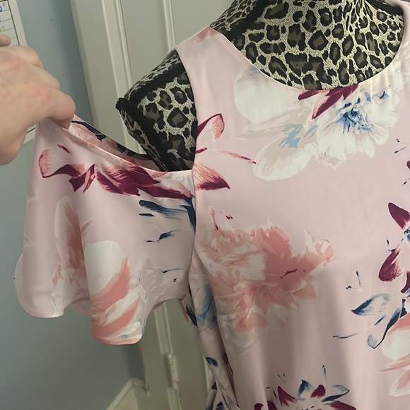 Light pink floral dress with of the shoulder sleeves - Picture 2 of 3
